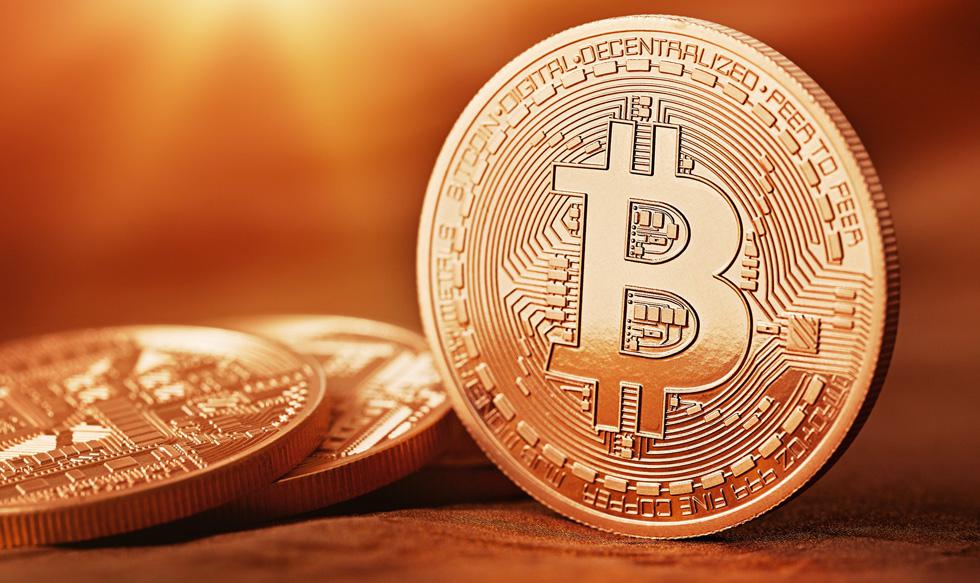 FOTO 7 | Reto 7. Desarrollo de casos de uso exitosos. Muchos expertos han criticado al bitcoin, algunos otros a las criptomonedas en general, pero pocos han dudado de la utilidad del blockchain. En el tenor del primer grupo, Nouriel Roubini un prestigiado economista, criticó en no solo la función de las criptomonedas como dinero, sino el blockchain, al calificarla como una tecnología que no ha producido ningún caso de uso más allá de las criptomonedas.

Diferentes comentaristas que reaccionaron a la crítica de Roubini clarificaron que realmente al Internet le tomó más de 35 años desarrollar su primer caso de uso comercial desde la creación del Arpanet hasta el desarrollo del World Wide Web. Estamos en una etapa naciente en el sector, los casos de uso financieros y no financieros se desarrollarán en los próximos años en la medida que se superen retos como la complejidad operativa, la ciberseguridad, capacidad de transacción de las redes, entre otros.

Vitalik Buterin, creador de Ethereum, la segunda criptomoneda con mayor capitalización de mercado, lanzó una autocrítica del sector en una serie de tuits que decían “¿Cuánta gente hemos bancarizado?” “¿A cuantos venezolanos hemos protegido de la hiperinflación?” “¿Cuánto valor está almacenado en contratos inteligentes?” Un mea culpa que provoca que muchos entusiastas y desarrolladores del sector apuren el paso.