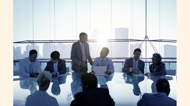 Intercambio de ideas: Un jefe toma decisiones de manera individual y asigna tareas específicas a su equipo de trabajo, con el objetivo de lograr un resultado esperado; el líder comparte sus ideas con sus colaboradores y toma en cuenta las ideas de los dem