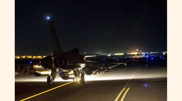 Aviación francesa, en un lugar sin identificar. Los principales ataques franceses se produjeron sobre las bases de Daesh en Raqqa.(foto:Diario ABC, S.L.)