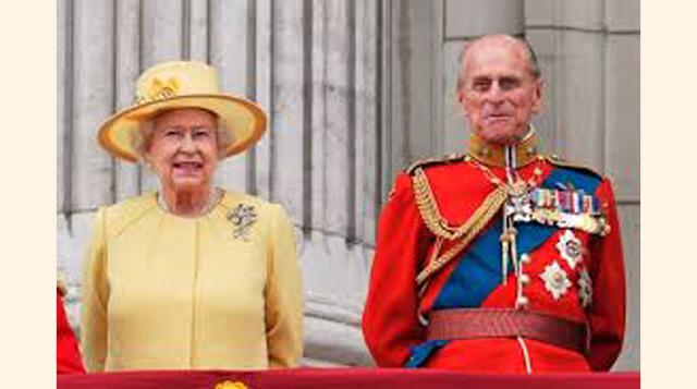 En 63 años de reinado, la soberana ha pasado por épocas de turbulencia. En 1992, "Annus Horribilis" según sus palabras, estallaron los matrimonios de sus hijos Carlos, Ana y Andrés, y se incendió su querido castillo de Windsor.