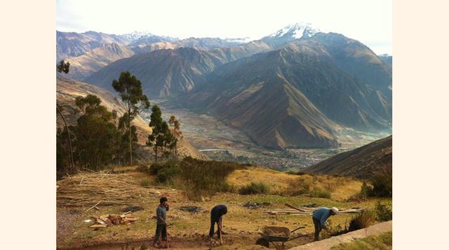Urubamba, Perú. Tan solo su ubicación, en el Valle Sagrado de los Incas, hace que Urubamba parezca un lugar místico y mágico. La montaña Ch'iqun cubierta de nieve se alza con arrogancia en el fondo de esta ciudad peruana que sirve de base para las pe