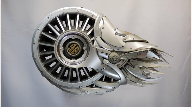 FOTO 10 | Los tapacubos como obsesión - Ptolemy Elrington, "Mi trabajo está impulsado por mi relación con el concepto de valor", argumenta Elrington. "Vivo en una ciudad próspera y hay una gran cantidad de productos de calidad descartados. En un mundo de recursos limitados y gran pobreza, creo que es algo en lo que fijarse".