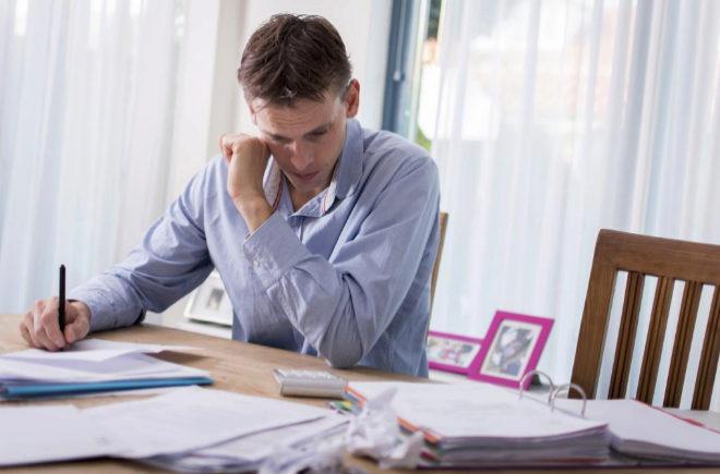 Organiza tu tiempo y encuentra la actividad que más te guste y te permita obtener un dinero adicional. Foto: AP