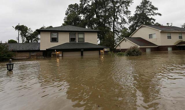 FOTO 15 | Dos reservorios de agua de la ciudad amenazan con desbordarse, por lo que el Cuerpo de Ingenieros del Ejército ha decidido desagotar parte en un río para controlar lo más posible la dirección de las inundaciones.