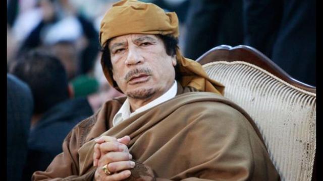 Muamar Al Gadafi: Único y mimado heredero varón de dos pastores de la región de Sirte, Muamar recibió con indiferencia todas las atenciones de niño dejando entrever cómo se convertiría en el dictador libio que transformó todos sus caprichos en ley. Se rodeó de una guardia personal compuesta exclusivamente de sus amantes ocupadas en cuidarlo.