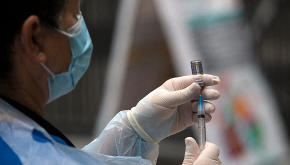 El Congreso aprobó exhortar al Poder Ejecutivo a encargar una auditoría externa científica del ensayo clínico de la vacuna Sinopharm. (Foto: AFP)