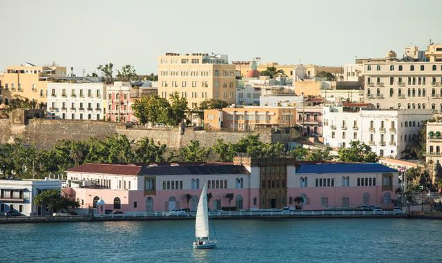 Foto 28 | Dónde: San Juan, Puerto Rico. Emily McNutt, editora asociada de The Points Guy, comenta: “Después de la devastación causada por el huracán María, los viajeros pueden ser reacios a visitar el territorio de Puerto Rico. Pero, en una visita reciente a la isla para ayudar a reconstruir algunas de las atracciones turísticas más populares, me emocionó ver que Puerto Rico está prosperando y realmente está abierto para los negocios. Si no tiene un pasaporte, o si tiene uno que está por vencer o por llenar, una de las mejores partes de visitar Puerto Rico es que no se necesita pasaporte para los ciudadanos de los Estados Unidos. Con mucho que ver tanto en San Juan - desde el encanto y brillantes colores del Viejo San Juan hasta el check out donde uno de los rones más famosos en el mundo se realiza en la fábrica de Bacardí (US$ 15 para un recorrido histórico) - y el exterior, tales como un viaje al Bosque Nacional El Yunque, te mantendrán ocupado. En general, los vuelos a San Juan le costarán menos de US$ 250 desde la costa este, por lo que es una escapada perfectamente cercana y asequible. Si bien hay varios hoteles de cadena económicos, florecen los hoteles boutique, especialmente en el Viejo San Juan. Visite The Gallery Inn o Decanter Hotel.