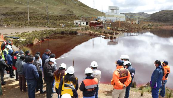 Inspección de autoridades sobre el peligro de rebalse del relave en Quiulacocha. (Foto: Difusión)
