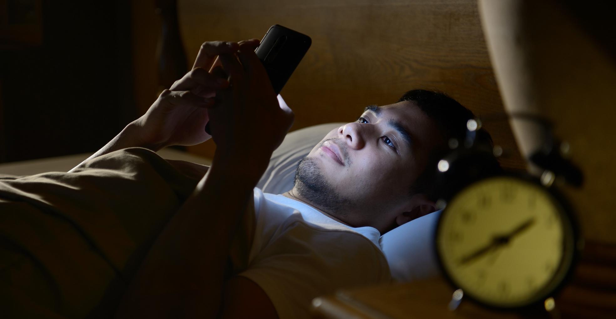 FOTO 1 | 1. Lo primero que hago por la mañana es revisar mi celular (Foto: iStock)