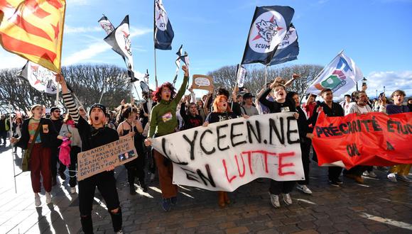 Estudiantes de secundaria sostienen pancartas durante una protesta como parte de un día nacional de huelgas y protestas convocadas por los sindicatos por la reforma propuesta de las pensiones en Montpellier, sur de Francia, el 11 de marzo de 2023. (Foto de Sylvain THOMAS / AFP)