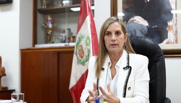 Congresista María del Carmen Alva presentó proyecto de ley que considera como abandono realizar actividades  privadas durante  el teletrabajo.   Foto: Jorge Cerdán / GEC