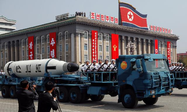 Un camión de la Armada de Corea del Norte lleva el misil balístico lanzado por submarinos "Pukkuksong". Corea del Norte ha escalado pruebas de su SLBM en el último año (Foto: Reuters).