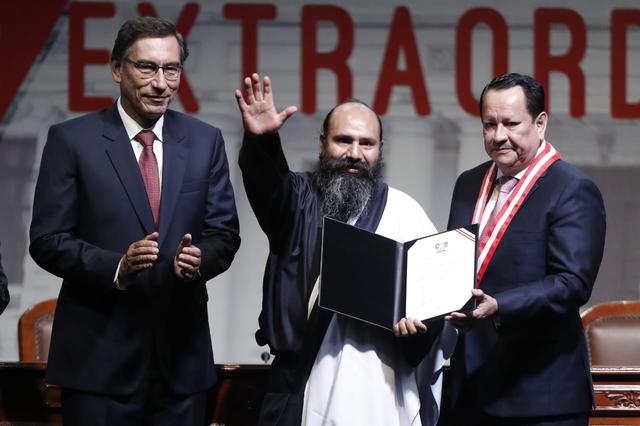 El congresista electo Wilmer Cayllahua recibe su credencial de parte del JNE. (Foto: César Campos / GEC)