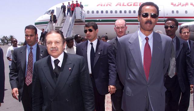 Su homólogo Issayas Afewerki dirige Eritrea desde su independencia en 1993, hace 26 años. En la imagen aparece a la derecha junto a Abdelazziz Bouteflika. (Foto: AFP)