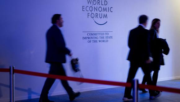 Participantes abandonan una sesión de la reunión anual del Foro Económico Mundial (FEM) en Davos el 18 de enero de 2024. (Foto de Fabrice COFFRINI / AFP)