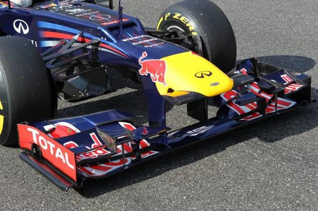 Foto 4 | Alerón delantero: Costo estimado de US$ 168,000. El alerón delantero está unido a la nariz del auto. Esta área del auto es la que resulta destruida con mayor frecuencia en un choque, debido a su ubicación. Al igual que el alerón trasero, esta parte de la carrocería se incluye en el sistema aerodinámico. El alerón delantero es el responsable de dirigir el flujo del aire hacia el resto del auto. Esto influye de manera directa con el downforce general del vehículo (Foto: F1technical.net).