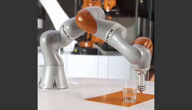 FOTO 8 | Iiwa: Es quizás el robot industrial colaborativo más avanzado de la actualidad. Formado por un solo brazo mecánico de gran precisión, también es utilizado en aplicaciones médicas y de rehabilitación.