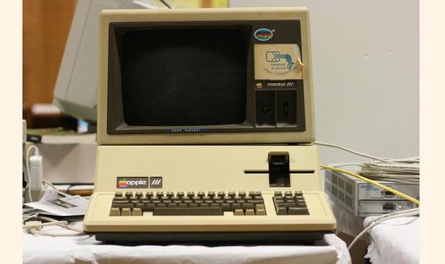 En 1980 la compañía lanzó el Apple III, un ordenador para empresas que pretendía hacer la competencia al PC de IBM y Microsoft. Sin embargo, pronto dejaron de lado estas expectativas y siguieron la dirección que les marcó Xerox PARC…