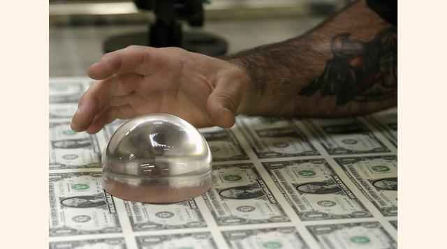 A pesar que las tecnologías se han ido renovando contantemente, los grabadores siguen usando las mismas herramientas tradicionales que datan desde hace más de 125 años – el buril, el bruñidor y el vidrio portátil.