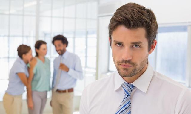 FOTO 5 | 5. Guardas rencores. Las emociones negativas que vienen con los rencores son, de hecho, una respuesta al estrés. Solo pensar en la ofensa que recibiste hace que tu cuerpo entre en “modo de supervivencia”, un mecanismo que hace que te levantes y pelees o salgas corriendo ante una amenaza. Cuando el peligro es inminente, esta reacción es esencial para sobrevivir, pero cuando el peligro ya pasó, guardar ese estrés es muy dañino para ale cuerpo y puede tener consecuencias devastadoras con el tiempo. De hecho, investigadores de la Universidad Emory descubrieron que guardar el estrés contribuye a tener presión alta y enfermedades del corazón. Guardar un rencor significa que estás guardando el estrés de un enojo y las personas emocionalmente inteligentes saben que deben evitar esto. Soltar las cosas no solo te hace sentir mejor, también puede ayudar a tu salud.