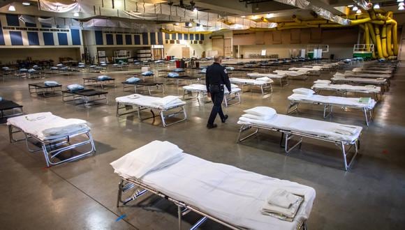 Hospital temporal que ha sido establecido por miembros de la Guardia Nacional de California. El nuevo hospital de campaña con 125 camas ayudará a aliviar la carga del sistema hospitalario local en medio del creciente coronavirus. (Foto: AFP/Apu Gomes)