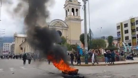 Manifestantes queman llantas para bloquear avenidas comerciales y calles de Huancayo. (Captura: Huanca York Times)
