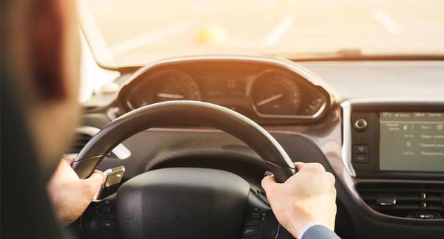 5. Verifique elementos de seguridad: revise que las luces intermitentes estén reguladas y alumbren correctamente. (Foto: Freepik)