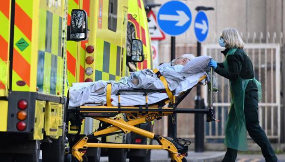 LLa Agencia de Seguridad Sanitaria del Reino Unido afirmó que, aunque ningún caso de ómicron había provocado aún hospitalizaciones o muertes, no había datos suficientes para evaluar su gravedad. (Foto: EFE/EPA/ANDY RAIN).