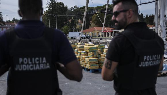 Policías españoles junto a un decomiso de drogas, el 18 de octubre de 2021. (Foto referencial: CARLOS COSTA / AFP)