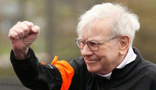 FOTO 10 | 10. No te esfuerces mucho en mantener una imagen: Warren Buffett. “Yo recibí muchos buenos consejos de mi padre. No me decía cosas, simplemente aprendía de él. Nunca me ordenaba nada. Lo que sí me enseñó es que es más importante la calificación que se pone uno mismo a la que demuestras a la gente. Algunas personas se preocupan todo el tiempo por lo qué dirán los demás de ellos en lugar de ver qué piensas tú de las cosas. Creo que la gente se esfuerza mucho en mantener una imagen y en verdad se encuentran vacíos al final”, comparte el inversionista Warren Buffett. (Foto: Reuters)