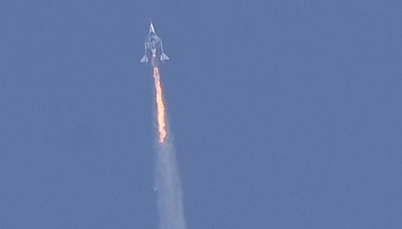 El avión espacial Virgin Galactic SpaceShipTwo Unity y la nave nodriza se separan mientras vuelan muy por encima de Spaceport America, cerca de Truth and Consequences, Nuevo México el 11 de julio de 2021 en el camino hacia el cosmos. (Foto: AFP)