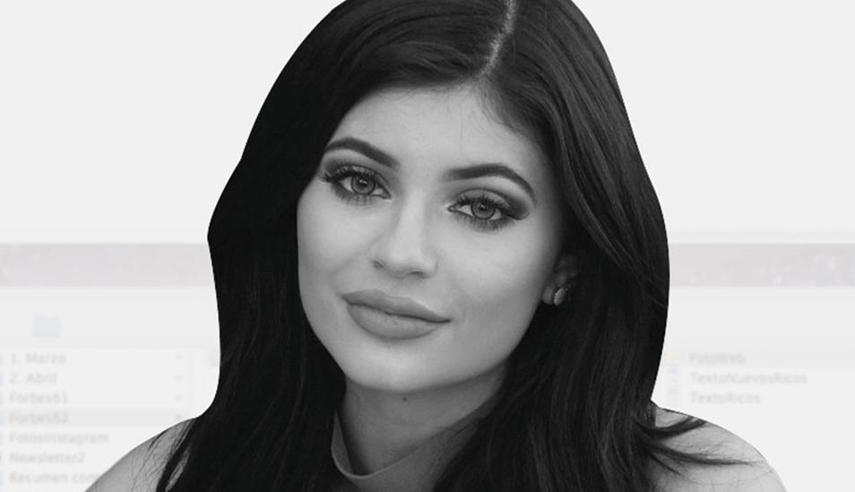 FOTO 1 | Con 21 años, Kylie Jenner es la multimillonaria más joven que se ha hecho a sí misma, ganando una fortuna de diez cifras incluso antes que Mark Zuckerberg (quien se unió a la lista con 23 en 2008). Es la dueña total de Kylie Cosmetics, el negocio de belleza que fundó hace tres años y que ha facturado 360 millones de dólares el año pasado. La mayor parte de los ingresos de la empresa proviene del comercio electrónico. Pero Kylie Cosmetics además ha firmado un nuevo acuerdo con Ulta para distribuir sus creaciones en sus 1.163 tiendas de EE UU.