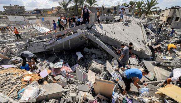 La gente inspecciona los restos de un edificio destruido en Khan Yunis, al sur de la Franja de Gaza. Fotógrafo: Mahmud Hams/AFP/Getty Images