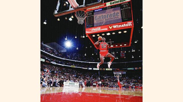 Michael Jordan - Fin de Semana de las Estrellas de la NBA - Febrero 6, 1998. Famosa "clavada" de Jordan ejecutada desde la línea de tiro libre. (Foto: Learni)