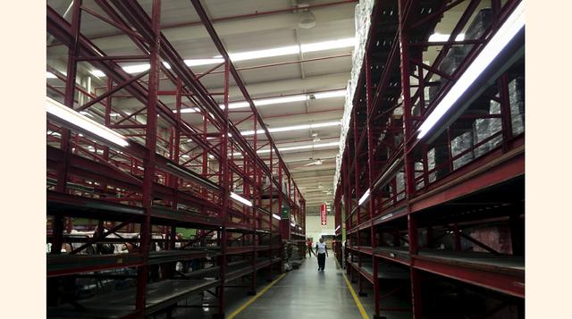 Una mujer camina entre los estantes vacíos de un supermercado Makro en Caracas. Un día antes del conato de saqueo en San Cristóbal, un tropel intentó desvalijar un supermercado estatal en la ciudad sureña de San Félix donde el viernes asesinaron a una per