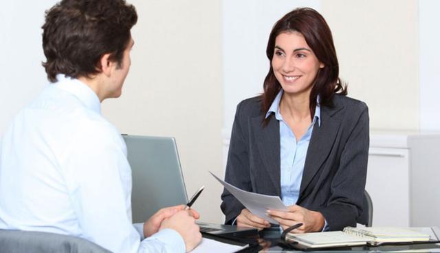 FOTO 3 | 3. Reclutamiento. Hay un número abrumador de mujeres en recursos humanos. Según un reporte del Buró de Estadísticas Laborales de Estados Unidos, en 2016 72 por ciento de los gerentes de recursos humanos eran mujeres. Otro reporte publicado en 2017 por payscale.com mostró un impresionante 86 por ciento de mujeres liderando el campo de recursos humanos.

Entonces, ¿por qué hay una brecha tan grande en esta área?

Una teoría es que este ramo sigue teniendo fama de ser dominado por mujeres. Es decir, cómo siempre ha sido ocupado por mujeres, es más probable que menos hombres (y más mujeres) busquen una carrera en RH. Pero este es un campo dominado por mujeres en el que los hombres están mostrando un creciente interés.

Otra explicación tiene que ver con biología y genética. Porque aunque el argumento de que las mujeres somos “mejores para educar” pueda sonar falto de información y sexista, hay suficiente ciencia para demostrar que las mujeres tenemos una ventaja sobre los hombres en temas de inteligencia emocional, un aspecto esencial en el campo de recursos humanos. Las mujeres demostramos empatía y habilidades interpersonales más avanzadas que los hombres. Estas habilidades resultan ser muy importantes a la hora de resolver conflictos, manejar gente y negociar contratos. (Foto: iStock)