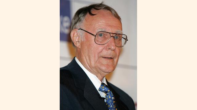 Ingvar Kamprad (US$ 53,000 millones): Evite los gastos innecesarios. El fundador de IKEA, vuela en clase económica y no en un jet privado. En sus memorias Kamprad escribió: 'No necesitamos coches llamativos, títulos impresionantes u otros símbolos de