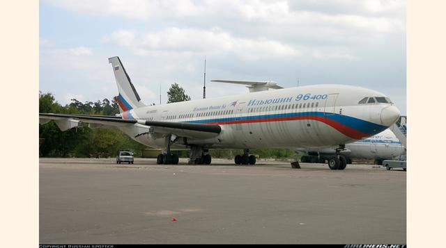 Ilyushin 96-400. Es un avión de fuselaje ancho de larga distancia fabricado por Voronezh Aircraft Production Association. Su capacidad es para 436 pasajeros en configuración de clase única, 386 asientos en configuración de dos clases y 315 en la configura