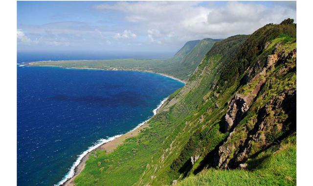 ACANTILADOS DE KALAUPAPA, HAWÁI. Estos acantilados se yerguen sobre el Pacífico, y con 1010,5 metros, son los más altos del mundo. Están en la isla de Molokai en Hawái y reciben miles de visitantes.