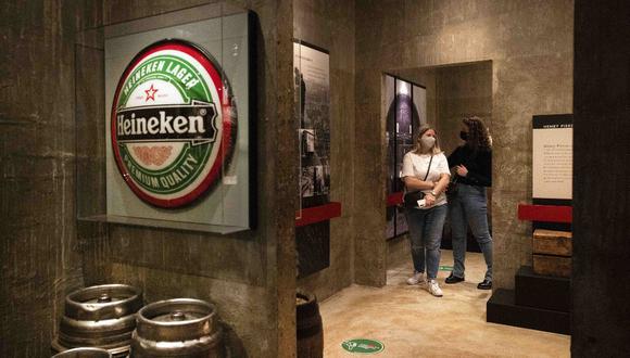 Heineken es el tercer fabricante de cerveza en Rusia, donde posee las marcas locales Bochkarev, Okhota y Tri Medvedya. La empresa dijo que espera un “traspaso ordenado” y que continuará el negocio con operaciones reducidas durante un periodo de transición para minimizar el riesgo de nacionalización. (Foto: Ramon van Flymen / ANP / AFP) / Netherlands OUT