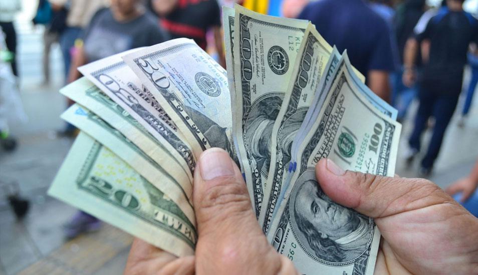 Foto 2 | BCR vuelve a intervenir luego de dos meses para frenar rápida alza del dólar. Luego de dos meses, el Banco Central de Reserva (BCR) intervino en el mercado cambiario para frenar la rápida alza del dólar. En las últimas dos semanas, el dólar aceleró su ascenso al pasar de S/ 3.218 a un máximo de S/ 3.28 en la sesión de ayer. Ante esta velocidad de subida, el instituto emisor colocó swap cambiario por S/ 400.1 millones, instrumentos con los que, en la práctica, compensa los requerimientos de dólares por parte de los bancos. Este tipo de intervención es considerada indirecta, pues no conlleva la venta de dólares; sin embargo, sirve para atenuar el exceso de demanda de la divisa estadounidense. “El Banco Central intervino porque no está cómodo con la velocidad a la que ha subido el dólar en un corto periodo. La última vez que colocó swap fue en la etapa previa a la transición de Gobierno”, manifestó un ejecutivo de tesorería bancario (Foto: Andina).