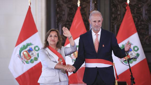 La presidenta Dina Boluarte tomó juramento al internacionalista y politólogo Javier González-Olaechea Franco como nuevo ministro de Relaciones Exteriores. Foto: Presidencia.