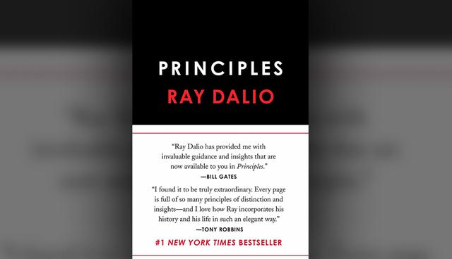 FOTO 8 | 8. Principios, de Ray Dalio. En este libro, el autor Ray Dalio comparte los principios poco convencionales que ha desarrollado, refinado y usado durante los últimos 40 años para obtener resultados únicos en su vida y en sus negocios. A través de estos principios Dalio muestra que cualquier personas o empresa puede lograr sus objetivos. En 1975, Dalio fundó la firma de inversiones Bridgewater Associates que ha crecido a ser una da de las más grandes en el mundo.