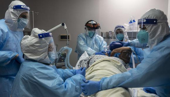 El número de personas hospitalizadas con COVID-19 en Estados Unidos se ha duplicado en el último mes y supera los récords cada día. El martes había casi 77,000 personas hospitalizadas con el virus. (Foto: Go Nakamura/Getty Images/AFP).
