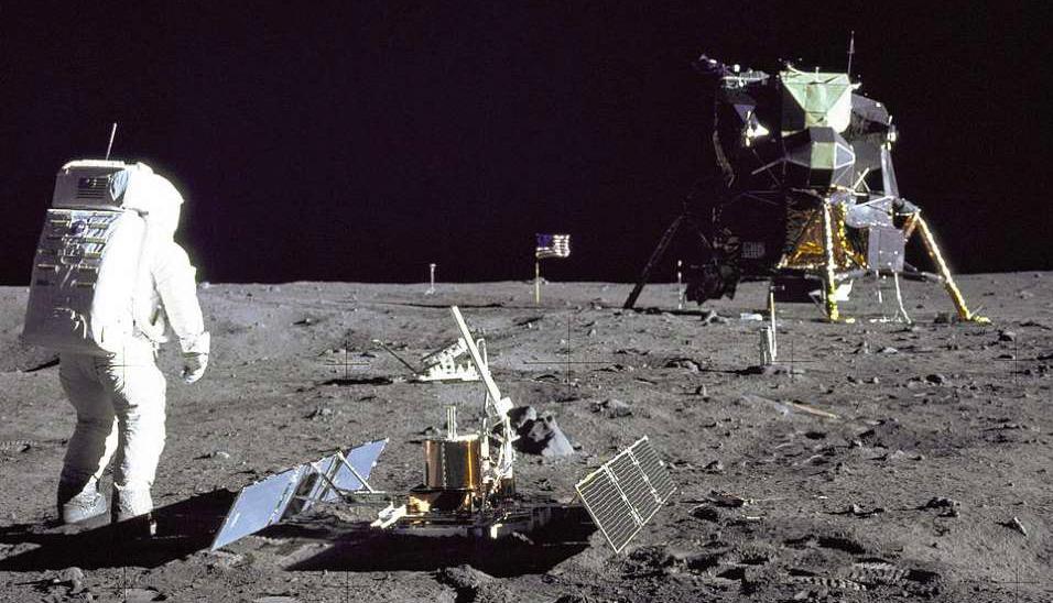 FOTO 8 | Buzz Aldrin ha sido el único astronauta que ha celebrado un oficio religioso en la Luna: pidió permiso a la iglesia presbiteriana para poder tomar la comunión, por eso se llevó un lote compuesto de una forma sagrada y un poco de vino. (Foto: NASA)