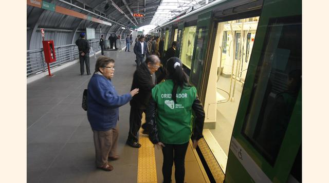En cada paradero del Metro de Lima hay personal que guía y orienta a los usuarios. (Foto: USI)