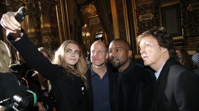 La modelo Cara Delevingne y el actor Woody Harrelson (ambos a la izquierda y junto a West y McCartney) también estuvieron en primera fila para ver la nueva colección de Stella McCartney. (Foto: AP)