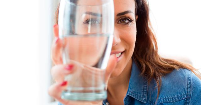 FOTO 4 | 4. Toma agua con limón (Foto:iStock)