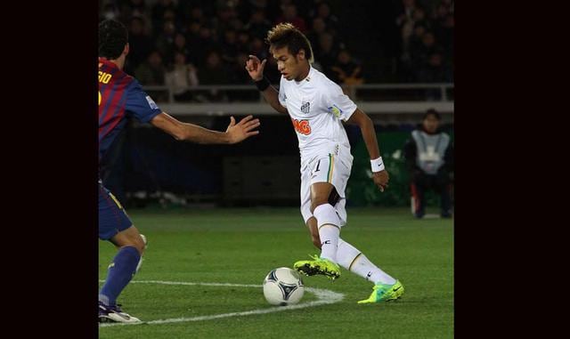 FOTO 1 | Neymar firmó su primer contrato profesional cuando tenía 17 años. Lo hizo con el equipo brasileño Santos, donde ganaba aproximadamente $1,3 millones (1,10 millones de euros) al año.