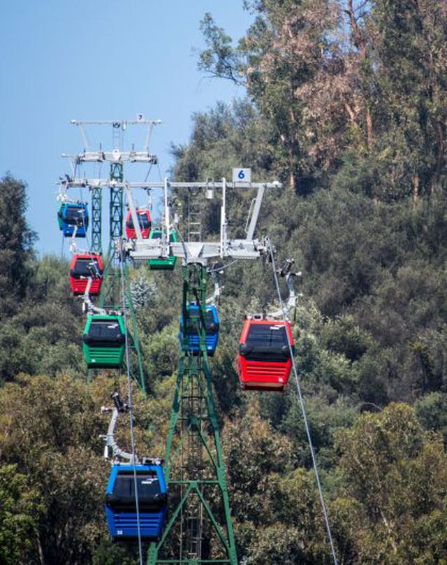 Los tradicionales "huevitos" de colores con los que se inauguró el teleférico en 1980 dieron paso a nuevas cabinas, también de colores, con capacidad para seis personas y paneles fotovoltaicos en el techo que les permiten operar en caso de una e